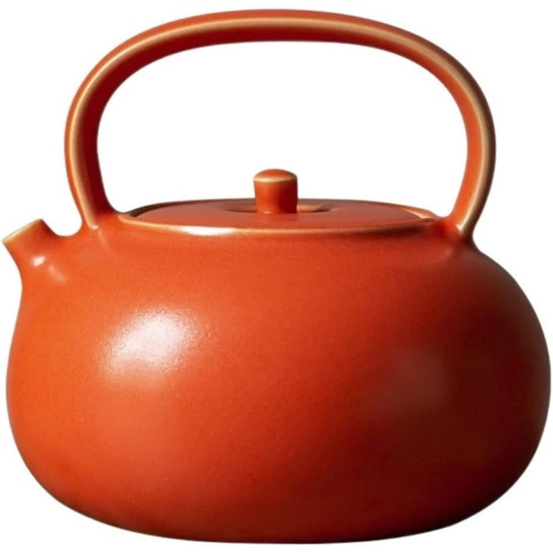Teiera e tazza per una porzione di infuso in ceramica e di colore rosso