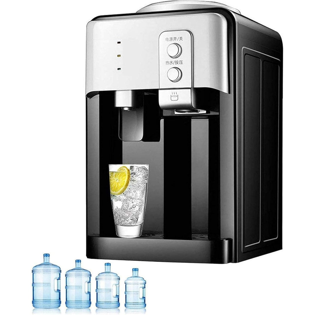 Bevande preparate con acqua dalla base riscaldante con erogazione di acqua calda e fredda e di colore nero